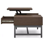 Tavolino da caffè sollevabile WyndenHall Devlin noce marrone: Design moderno, piano in gomma, finitura laccata, gambe a 4 punte