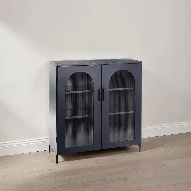 Storied Home Solstice Mobiletto decorativo alto 102 cm nero: vetro striato, struttura in metallo, 2 ripiani
