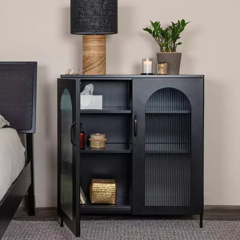 Storied Home Solstice Mobiletto decorativo alto 102 cm nero: vetro striato, struttura in metallo, 2 ripiani