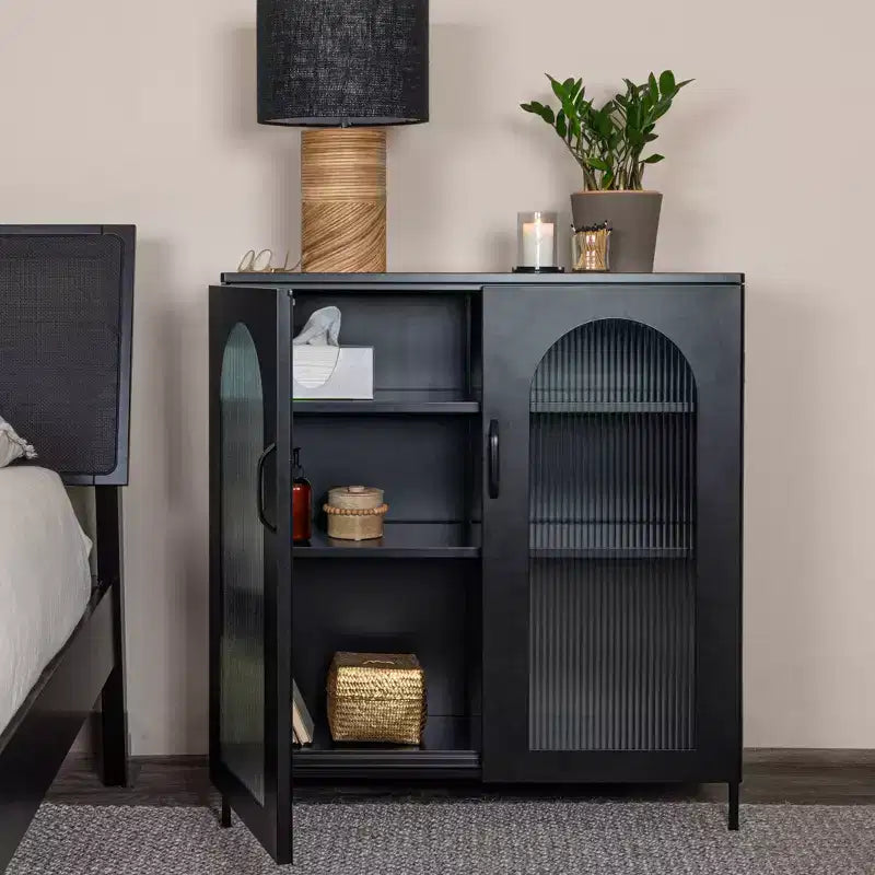 Storied Home Solstice Mobiletto decorativo alto 102 cm nero: vetro striato, struttura in metallo, 2 ripiani