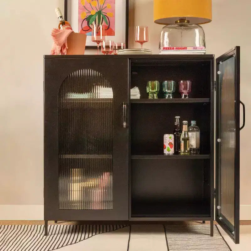 Storied Home Solstice Mobiletto decorativo alto 102 cm nero: vetro striato, struttura in metallo, 2 ripiani