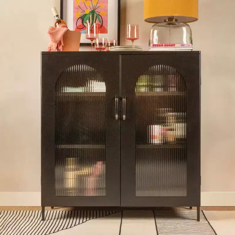 Storied Home Solstice Mobiletto decorativo alto 102 cm nero: vetro striato, struttura in metallo, 2 ripiani