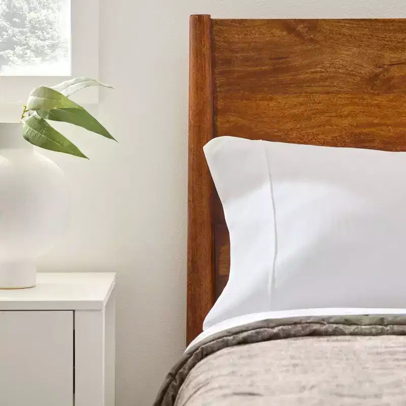 Letto a piattaforma Queen Sierra in legno castagno - New Heights: Mango massiccio, moderno di metà secolo, nessuna rete a molle richiesta