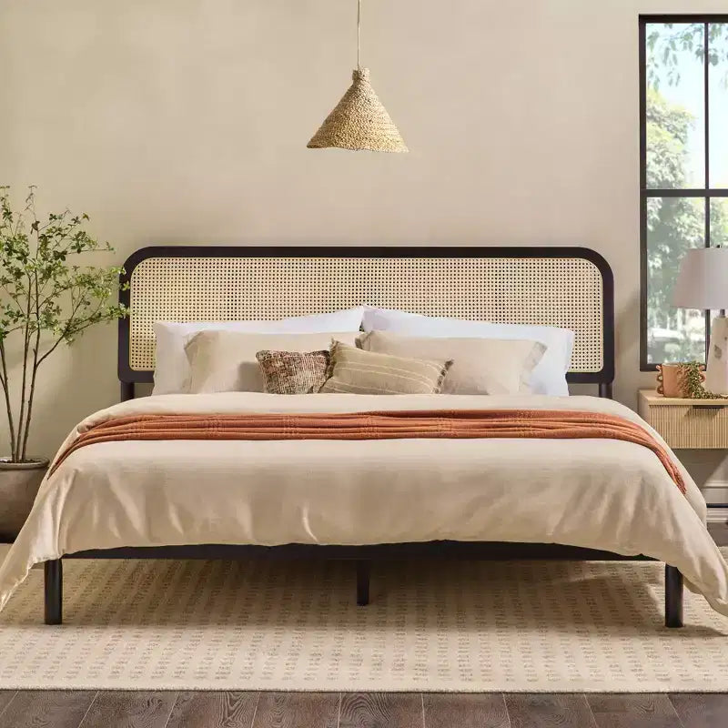 Saracina Home Letto Matrimoniale King con Testiera in Rattan Nera: Stile Bohemien Transizionale, Motivo Solido, Capacità 227 kg, Non Imbottito