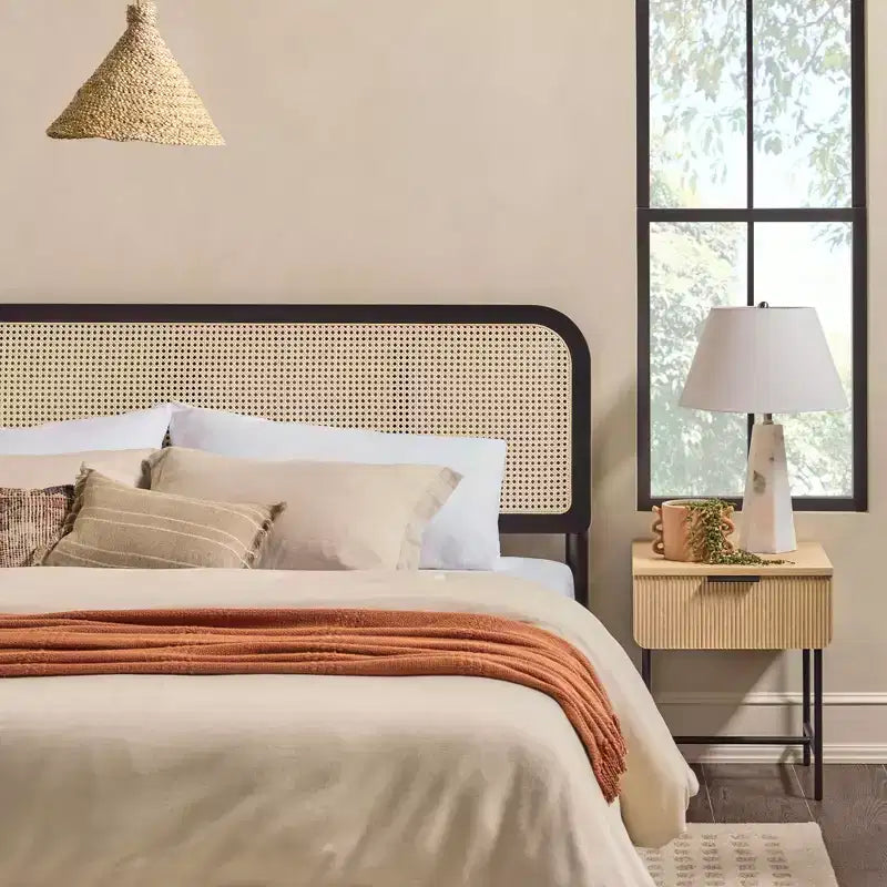 Saracina Home Letto Matrimoniale King con Testiera in Rattan Nera: Stile Bohemien Transizionale, Motivo Solido, Capacità 227 kg, Non Imbottito