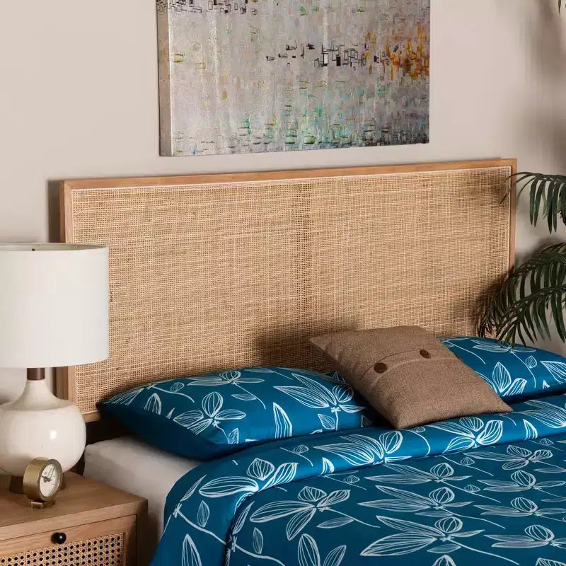 Testiera per letto Queen bali & pari Aurelia in legno di bayur e rattan: Design bohémien, montaggio a parete o su telaio, altezza regolabile