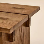 Sgabello o pouf in legno - Rovere anticato - Hearth & Hand™ with Magnolia: Dettaglio stile rustico, Struttura in legno dell'albero della gomma, Altezza 45,72 cm
