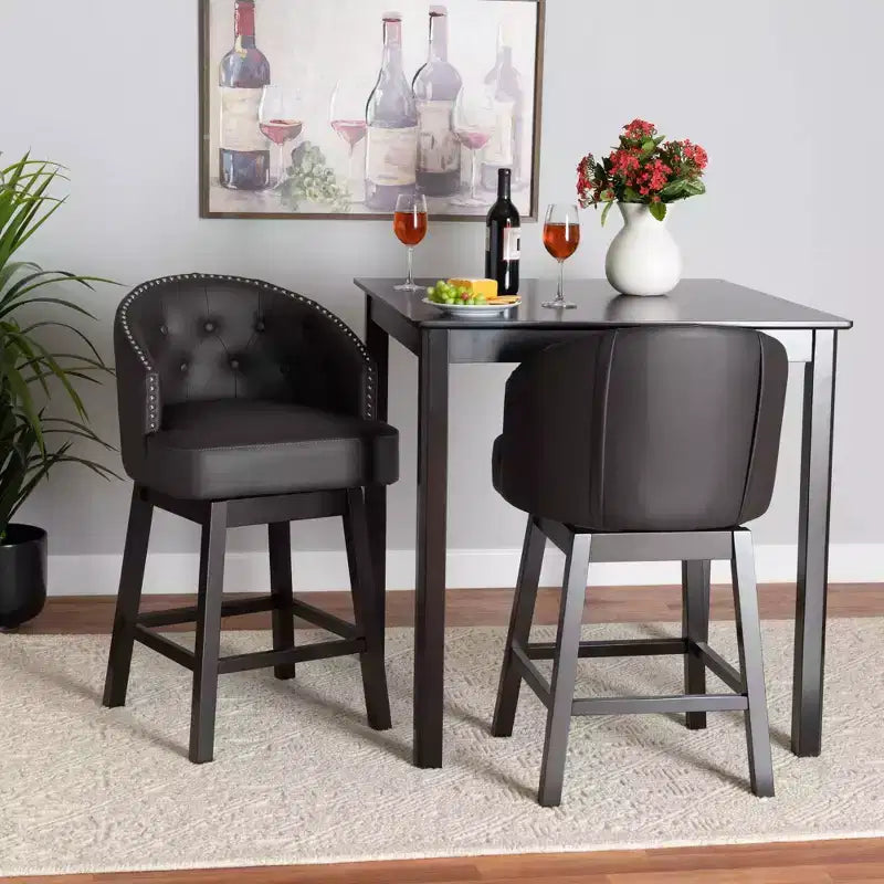 Set 2 sgabelli da bancone girevoli Theron in similpelle e legno - Baxton Studio