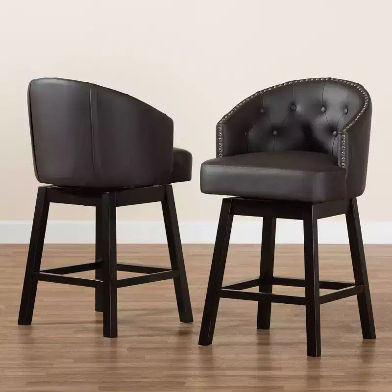Set 2 sgabelli da bancone girevoli Theron in similpelle e legno - Baxton Studio