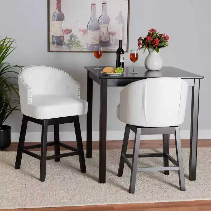 Set 2 sgabelli da bancone girevoli Theron in similpelle e legno - Baxton Studio