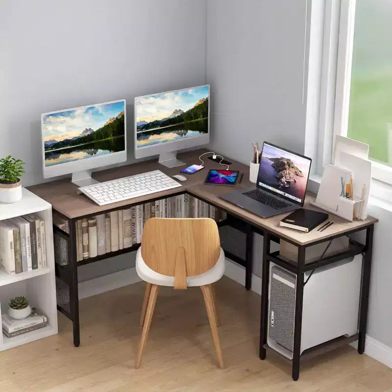 Scrivania per computer reversibile a L Costway con stazione di ricarica, ripiano regolabile e supporto per CPU
