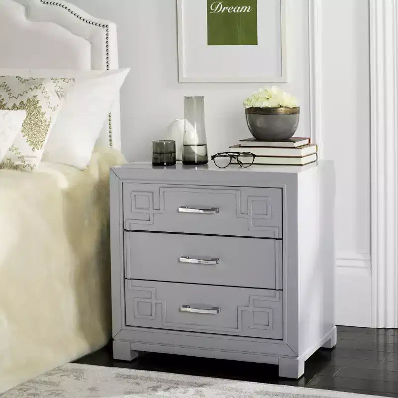 Comodino Raina con 3 cassetti e motivo a chiave greca - FOX6278 - Safavieh Couture