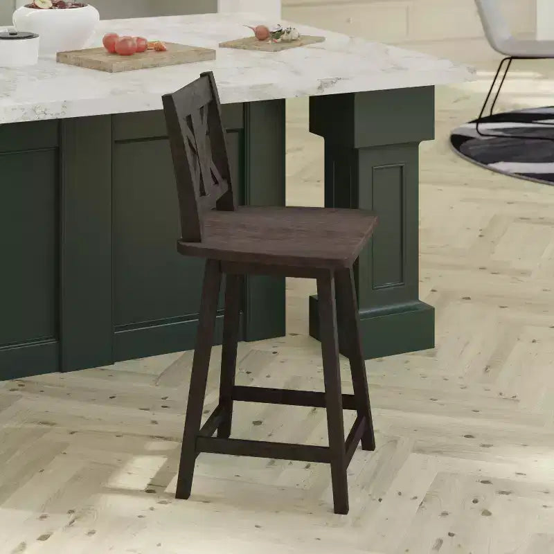 Sgabello da pranzo girevole in legno stile rustico moderno Emma e Oliver con schienale intagliato decorativo