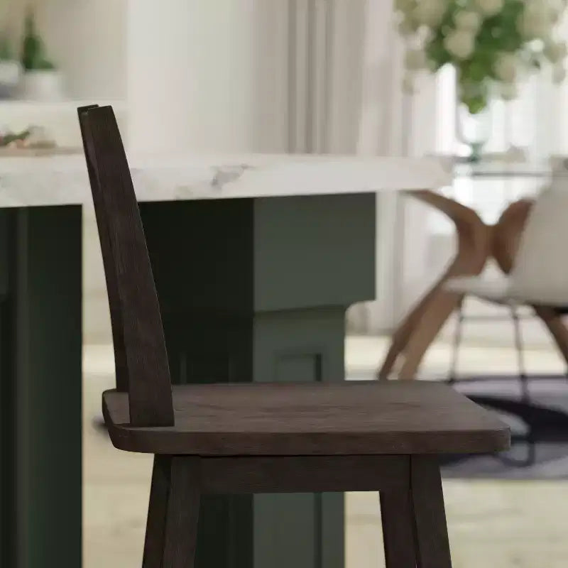 Sgabello da pranzo girevole in legno stile rustico moderno Emma e Oliver con schienale intagliato decorativo