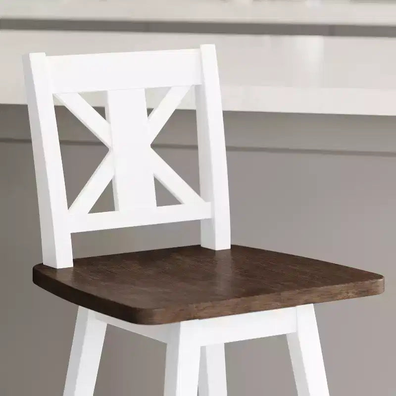 Sgabello da pranzo girevole in legno stile rustico moderno Emma e Oliver con schienale intagliato decorativo