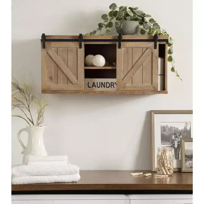 Kate and Laurel Cates Armadietto Decorativo da Parete in Legno con Ante Scorrevoli a Stile Fienile, 30x10x14, Marrone Rustico