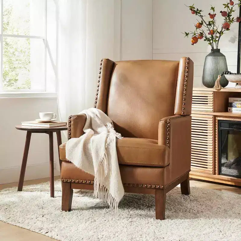Poltrona Pedro in vera pelle con struttura in legno massello e cuscino seduta sfoderabile|ART OF LIVING DESIGNS