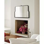 Specchio ad arco smerlato Kate e Laurel Gezella in metallo, 37x24, nero