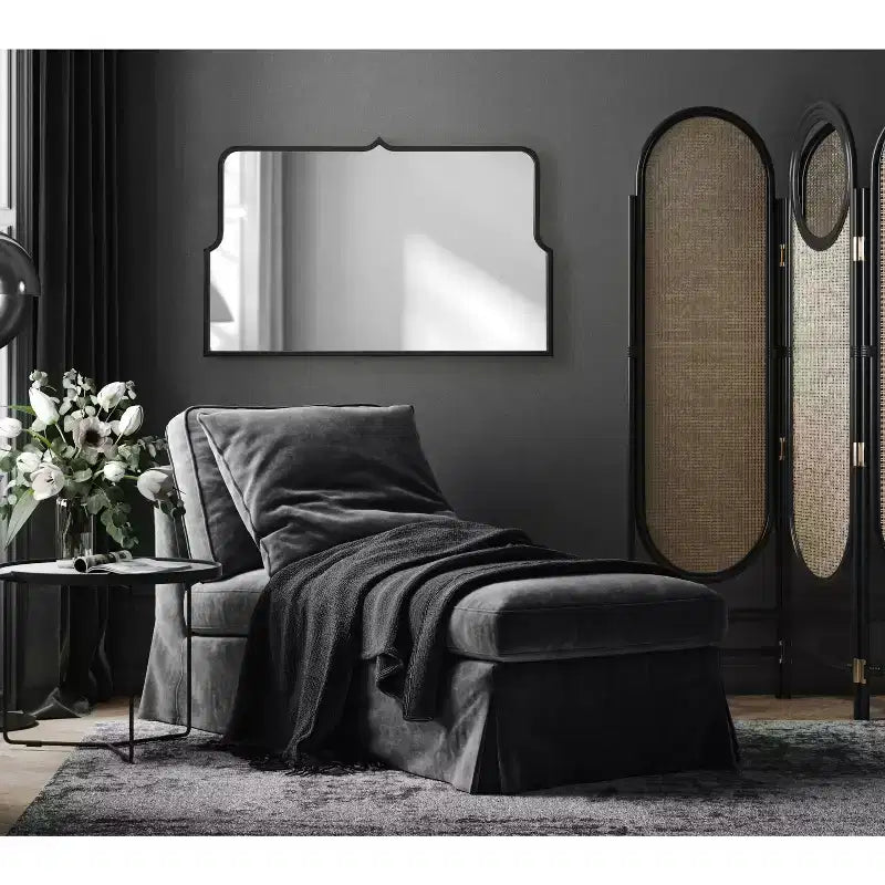 Specchio ad arco smerlato Kate e Laurel Gezella in metallo, 37x24, nero