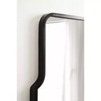 Specchio ad arco smerlato Kate e Laurel Gezella in metallo, 37x24, nero
