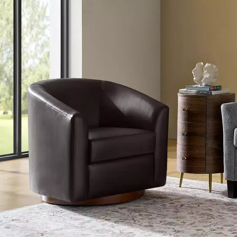 Poltrona a botte moderna girevole Jessie, 77,5 cm, in ecopelle con base in legno massello|ART OF LIVING DESIGNS