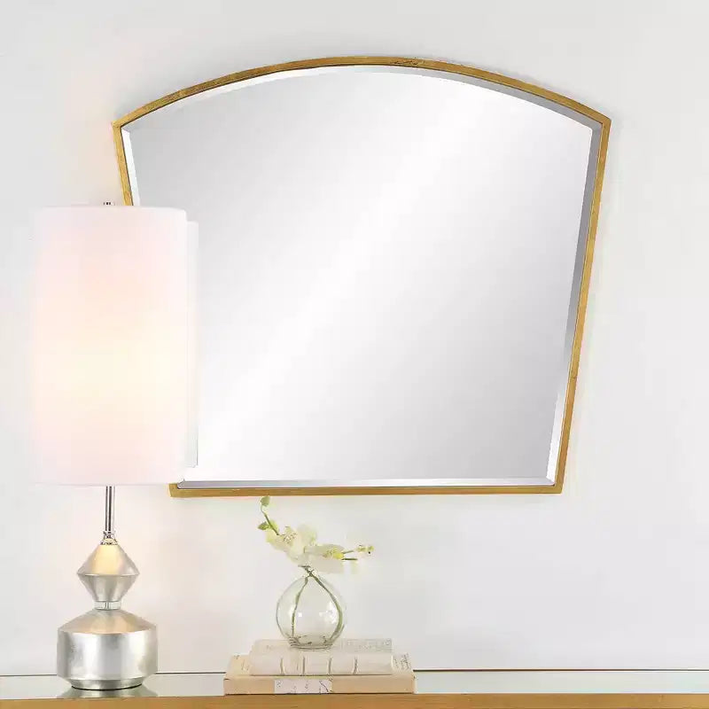 Specchio da parete ad arco Uttermost Boundary con finitura in foglia d'oro anticata, 36 x 31 3/4
