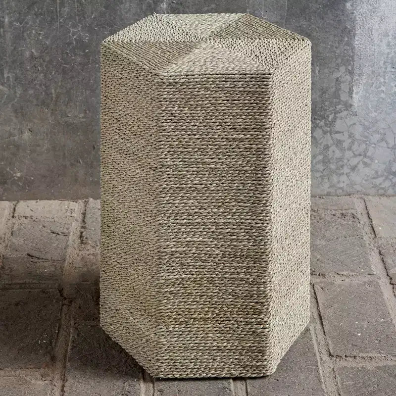 Tavolino d'appoggio esagonale Uttermost Sea Braid da 33 cm in fibra di giacinto d'acqua naturale
