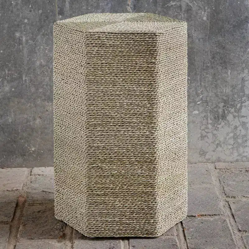 Tavolino d'appoggio esagonale Uttermost Sea Braid da 33 cm in fibra di giacinto d'acqua naturale