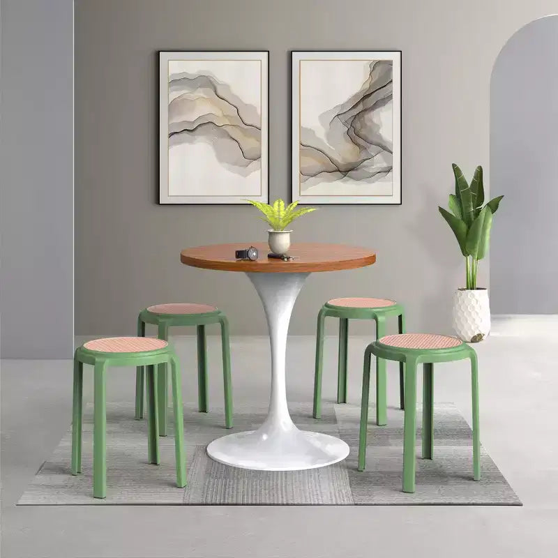 Sgabello da pranzo rotondo impilabile LeisureMod Tresse con parte superiore in vimini, design leggero e durevole per cucina, giardino, balcone, bar, terrazza o patio