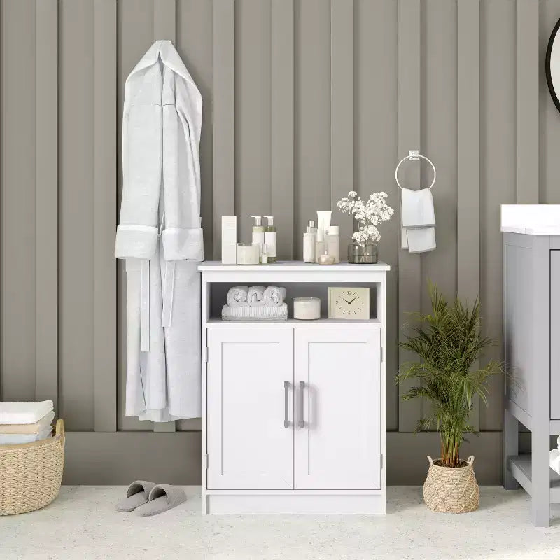 Mobiletto organizer per bagno Emma and Oliver con ripiano regolabile interno, ante con chiusura magnetica e ripiano superiore aperto