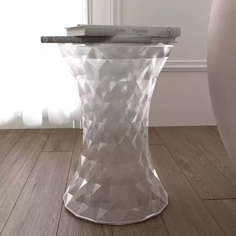 Tavolino accento sfaccettato LeisureMod Clio Hourglass - Tavolino laterale rosso a taglio gemma
