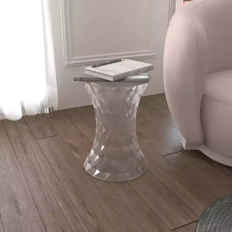 Tavolino accento sfaccettato LeisureMod Clio Hourglass - Tavolino laterale rosso a taglio gemma