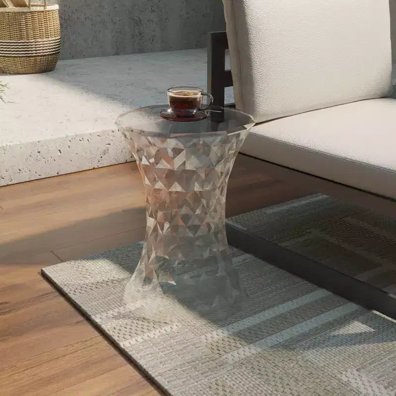 Tavolino accento sfaccettato LeisureMod Clio Hourglass - Tavolino laterale rosso a taglio gemma