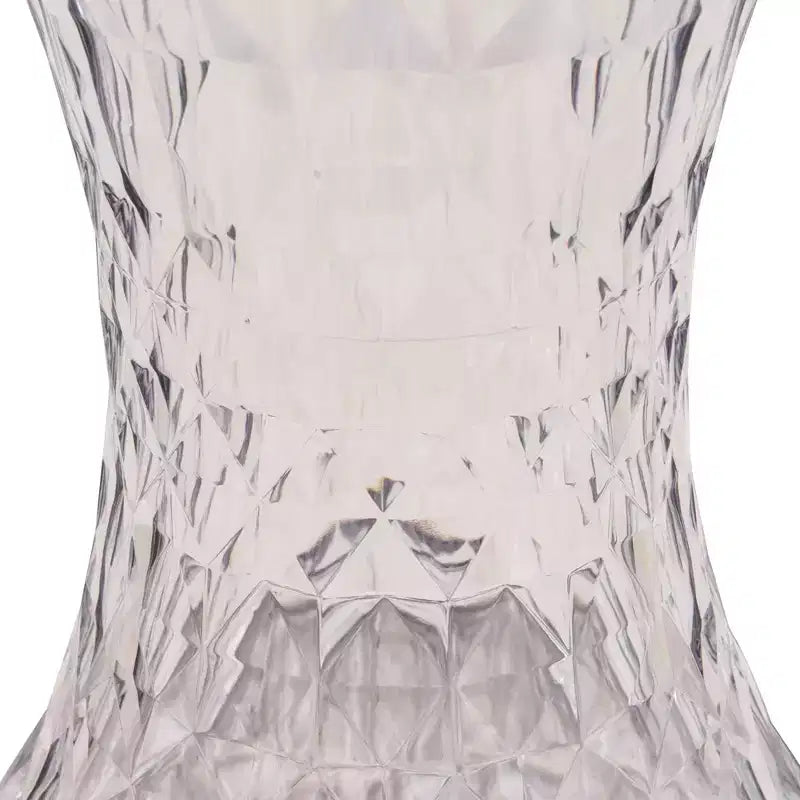 Tavolino accento sfaccettato LeisureMod Clio Hourglass - Tavolino laterale rosso a taglio gemma