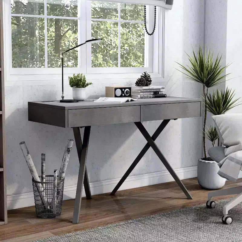HOMES: Inside + Out Scrivania Thunderseek Mid Century 2 cassetti da 47" con USB e prese di corrente