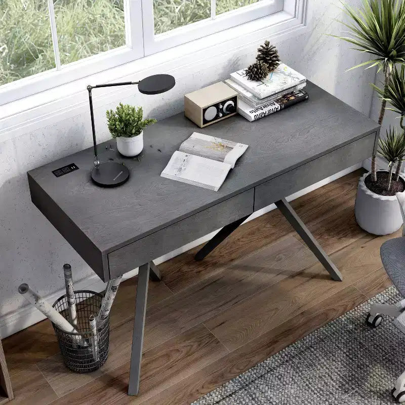 HOMES: Inside + Out Scrivania Thunderseek Mid Century 2 cassetti da 47" con USB e prese di corrente