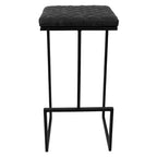 Sgabello da bar moderno in pelle trapuntata LeisureMod Quincy con struttura in metallo nero, sedia da bancone per isola cucina e posti a sedere a bancone