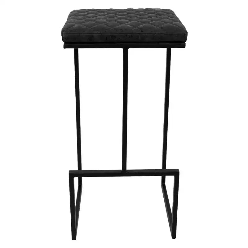 Sgabello da bar moderno in pelle trapuntata LeisureMod Quincy con struttura in metallo nero, sedia da bancone per isola cucina e posti a sedere a bancone