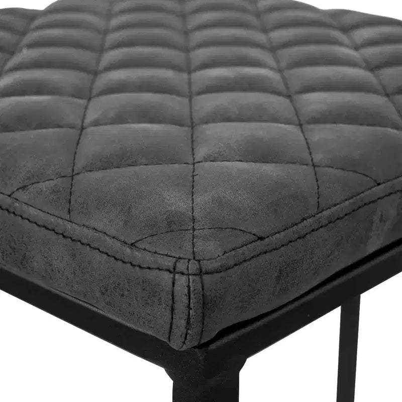Sgabello da bar moderno in pelle trapuntata LeisureMod Quincy con struttura in metallo nero, sedia da bancone per isola cucina e posti a sedere a bancone