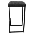 Sgabello da bar moderno in pelle trapuntata LeisureMod Quincy con struttura in metallo nero, sedia da bancone per isola cucina e posti a sedere a bancone
