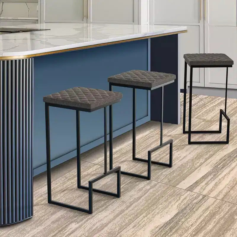 Sgabello da bar moderno in pelle trapuntata LeisureMod Quincy con struttura in metallo nero, sedia da bancone per isola cucina e posti a sedere a bancone