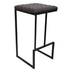 Sgabello da bar moderno in pelle trapuntata LeisureMod Quincy con struttura in metallo nero, sedia da bancone per isola cucina e posti a sedere a bancone