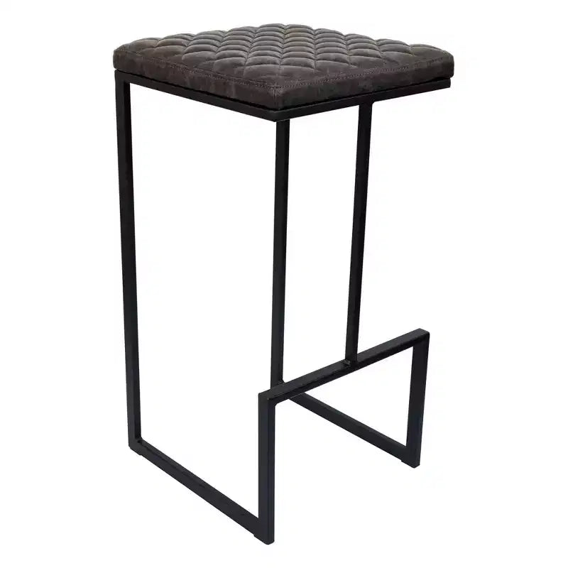 Sgabello da bar moderno in pelle trapuntata LeisureMod Quincy con struttura in metallo nero, sedia da bancone per isola cucina e posti a sedere a bancone