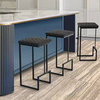 Sgabello da bar moderno in pelle trapuntata LeisureMod Quincy con struttura in metallo nero, sedia da bancone per isola cucina e posti a sedere a bancone