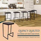 Sgabello da bar moderno in pelle trapuntata LeisureMod Quincy con struttura in metallo nero, sedia da bancone per isola cucina e posti a sedere a bancone