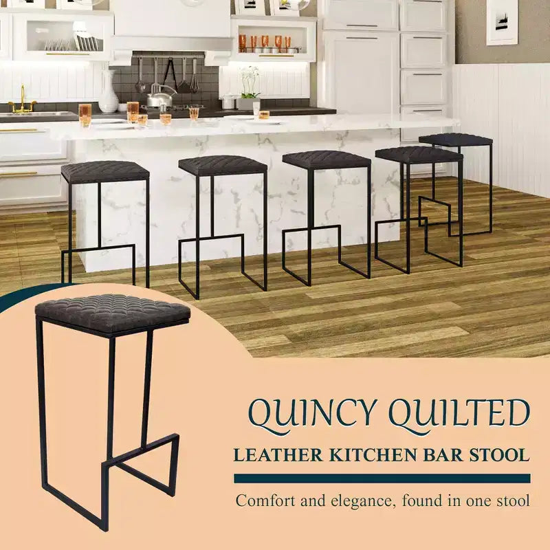 Sgabello da bar moderno in pelle trapuntata LeisureMod Quincy con struttura in metallo nero, sedia da bancone per isola cucina e posti a sedere a bancone
