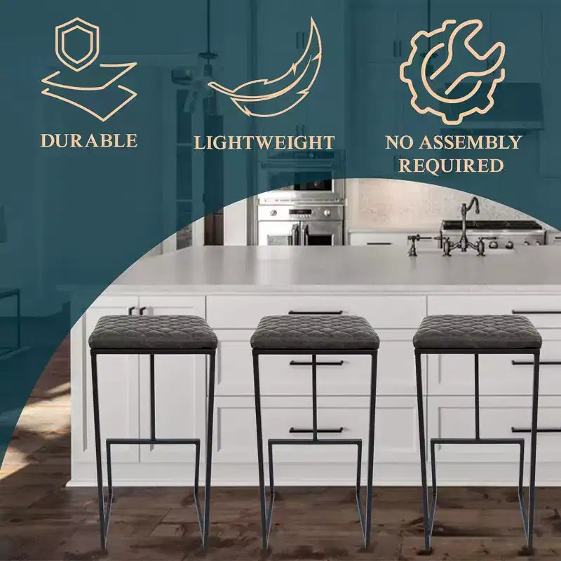Sgabello da bar moderno in pelle trapuntata LeisureMod Quincy con struttura in metallo nero, sedia da bancone per isola cucina e posti a sedere a bancone