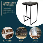 Sgabello da bar moderno in pelle trapuntata LeisureMod Quincy con struttura in metallo nero, sedia da bancone per isola cucina e posti a sedere a bancone
