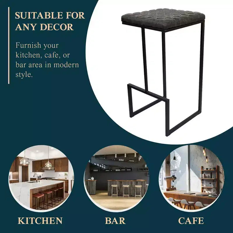Sgabello da bar moderno in pelle trapuntata LeisureMod Quincy con struttura in metallo nero, sedia da bancone per isola cucina e posti a sedere a bancone