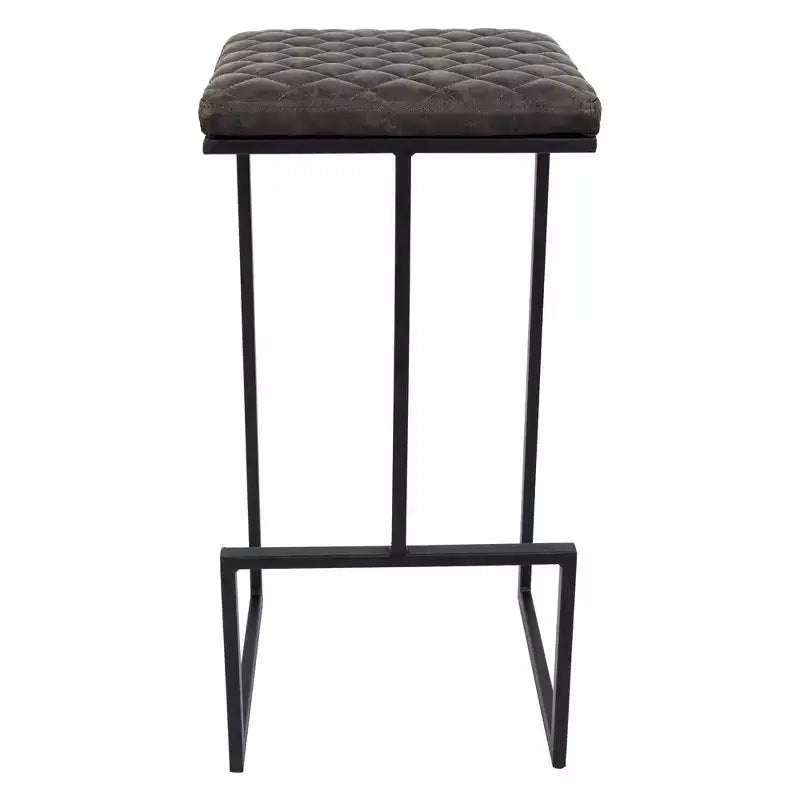 Sgabello da bar moderno in pelle trapuntata LeisureMod Quincy con struttura in metallo nero, sedia da bancone per isola cucina e posti a sedere a bancone